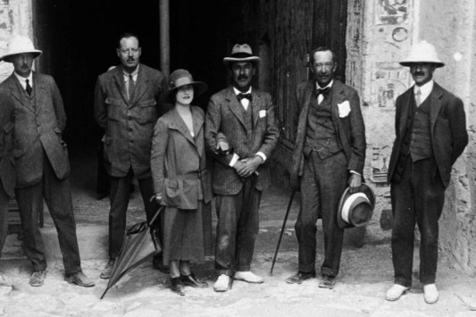 Howard Carter ve Kina Eyaleti'nin valisi, Lady Evelyn Herbert ile Kont Carnarvon